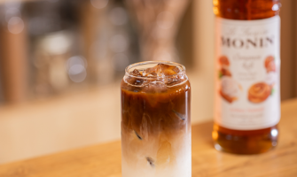 Cold brew latte roulé à la cannelle signé Monin